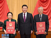 习近平主席向赵忠贤院士（右）和屠呦呦研究员（左）颁奖