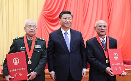 习近平总书记向2018年度国家最高科学技术奖获得者颁奖