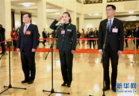 全国人大代表接受采访