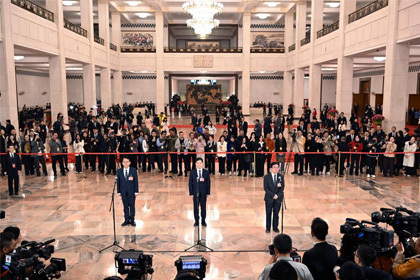 全国政协十四届四次会议首场“委员通道”集体采访活动举行