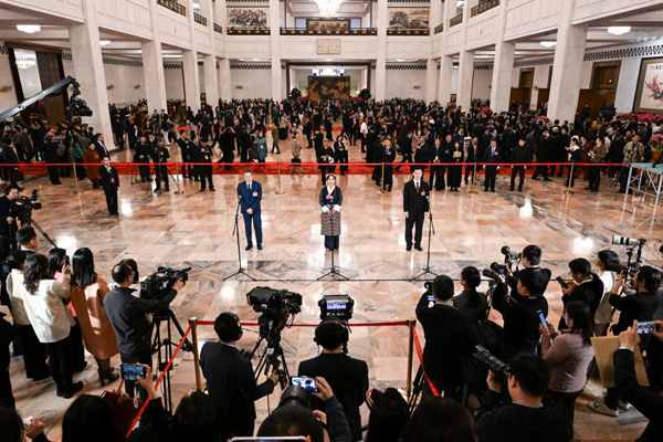 全国政协十四届四次会议第二场“委员通道”集体采访活动举行