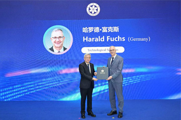 侯建国向2025年新当选的中国科学院外籍院士颁发证书