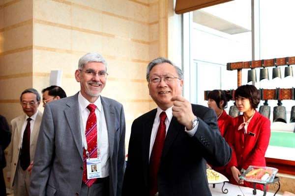 中国科学院院长路甬祥向外籍院士库尔提欧教授颁发证书