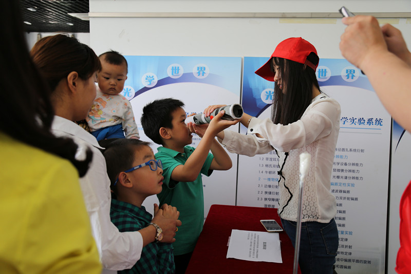 合肥研究院小实验吸引小朋友参加，.jpg