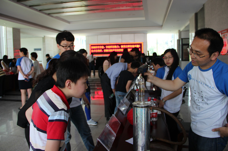 合肥研究院技术生物所的科学小实验倍受欢迎.jpg