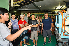 参观对撞机隧道