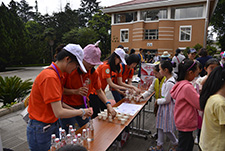 在昆明植物所品尝植物饮料