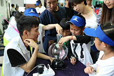 在上海光机所饶有兴趣地参与互动