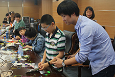 青少年在海西研究院体验3D打印笔