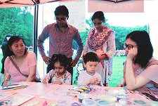 中外小朋友共绘病毒世界