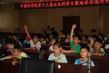 观看科普视频，小朋友们踊跃举手提问