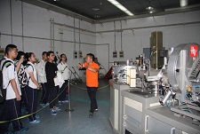 科研人员讲解加速器质谱原理