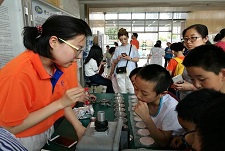 科研人员讲解气溶胶采样器