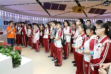 参观科技成果展厅