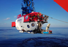 “深海勇士”号4500米载人潜水器交付