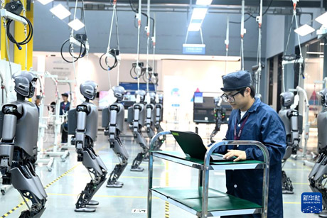 工人检查即将下线的工业版人形机器人