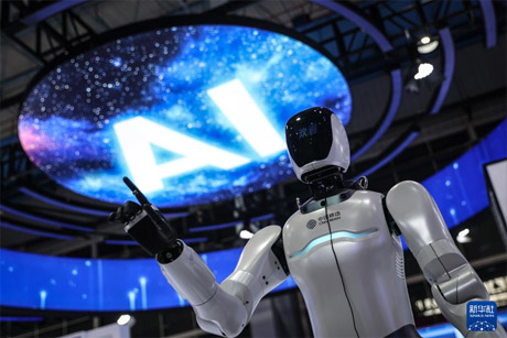 2025全球工业互联网大会展览区展示的机器人
