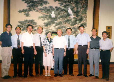 李岚清副总理亲切接见老科学家科普演讲团代表。