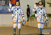 航天员景海鹏（左）、陈冬在出征仪式上挥手