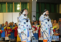 航天员景海鹏（左）、陈冬在出征仪式上敬礼