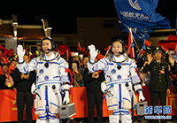 航天员景海鹏（右）、陈冬在出征仪式上挥手