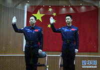 神舟十一号载人飞行任务航天员景海鹏（左）、陈冬在酒泉卫星发射中心出席记者见面会