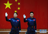 神舟十一号载人飞行任务航天员景海鹏（左）、陈冬在酒泉卫星发射中心出席记者见面会
