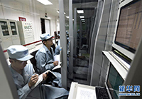 太原卫星发射中心阳曲站的技术人员在检查技术参数