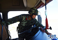 额济纳旗古日乃公安边防派出所干警对过往车辆进行检查