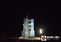 塔架上的天宫二号和长征2F火箭