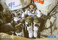 航天员景海鹏（右）和陈冬在完成对接后竖起大拇指相互祝贺