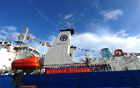 “探索一号”科考船首航成功