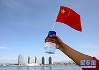 科研人员展示从万米深渊获得的海水样品