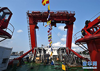 科考船装配的起吊能力150吨的A字架