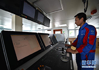 工作人员在“探索一号”科考船上工作