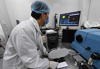 科研人员在对指向镜进行精度测试