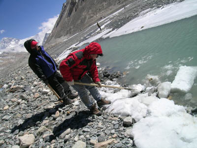 水文组的队员取样