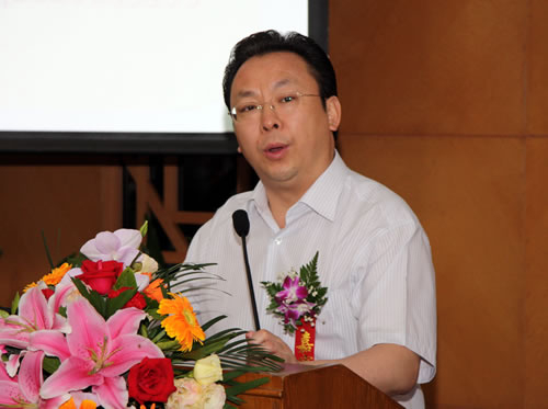 中国科学院副秘书长、青联主席谭铁牛作报告