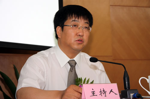 中国科学院新疆分院院长张小雷主持会议