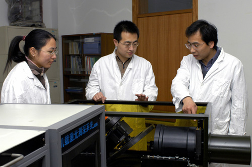 陈卫标（右一）工作中