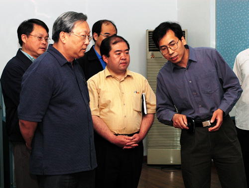 陈卫标（右一）介绍工作