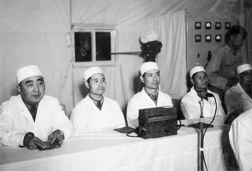 第一颗原子弹爆炸零时程开甲（左2）在主控站