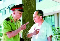 程开甲（右）与朱光亚（左）交谈