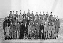 1964年，参加核试验的科学家和解放军指战员合影（前排...