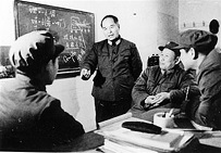 1976年程开甲在研究所的办公室里