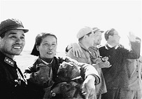 1966年，程开甲（左一）在氢弹试验现场