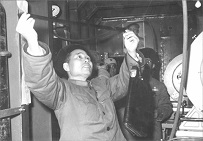 程开甲在空中核爆炸的高速摄影工号看试验胶片