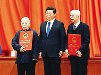 习近平与国家最高科学技术奖获得者张存浩（右）和程开...