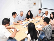 周尧和院士参与团队成员讨论