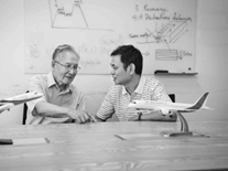 周尧和与同事讨论陶铝新材料